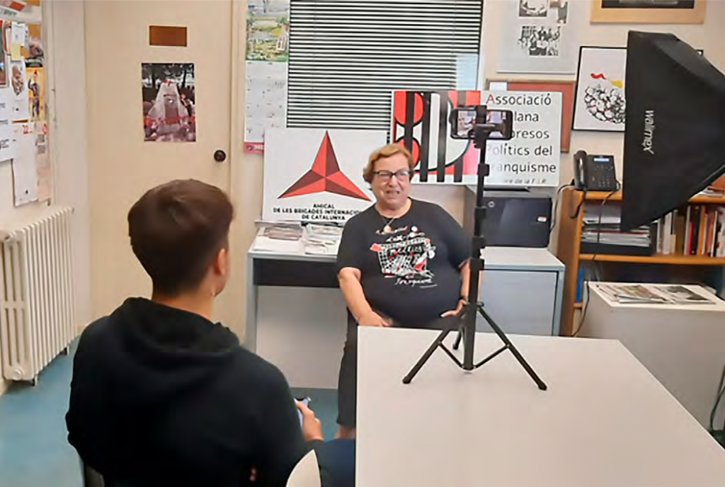 Un alumne de Batxillerat entrevista Antònia Jover, vicepresidenta de l'ACEPF, a la seude l'associació el 26 d'octubre passat. ACEPF