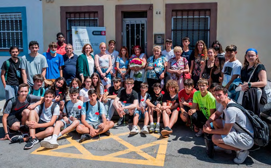 Alumnes de l'Institut Quatre Cantons en un dels carrers on han col·locat una Stolpersteine. Institut Quatre Cantons/Ajuntament de Barcelona