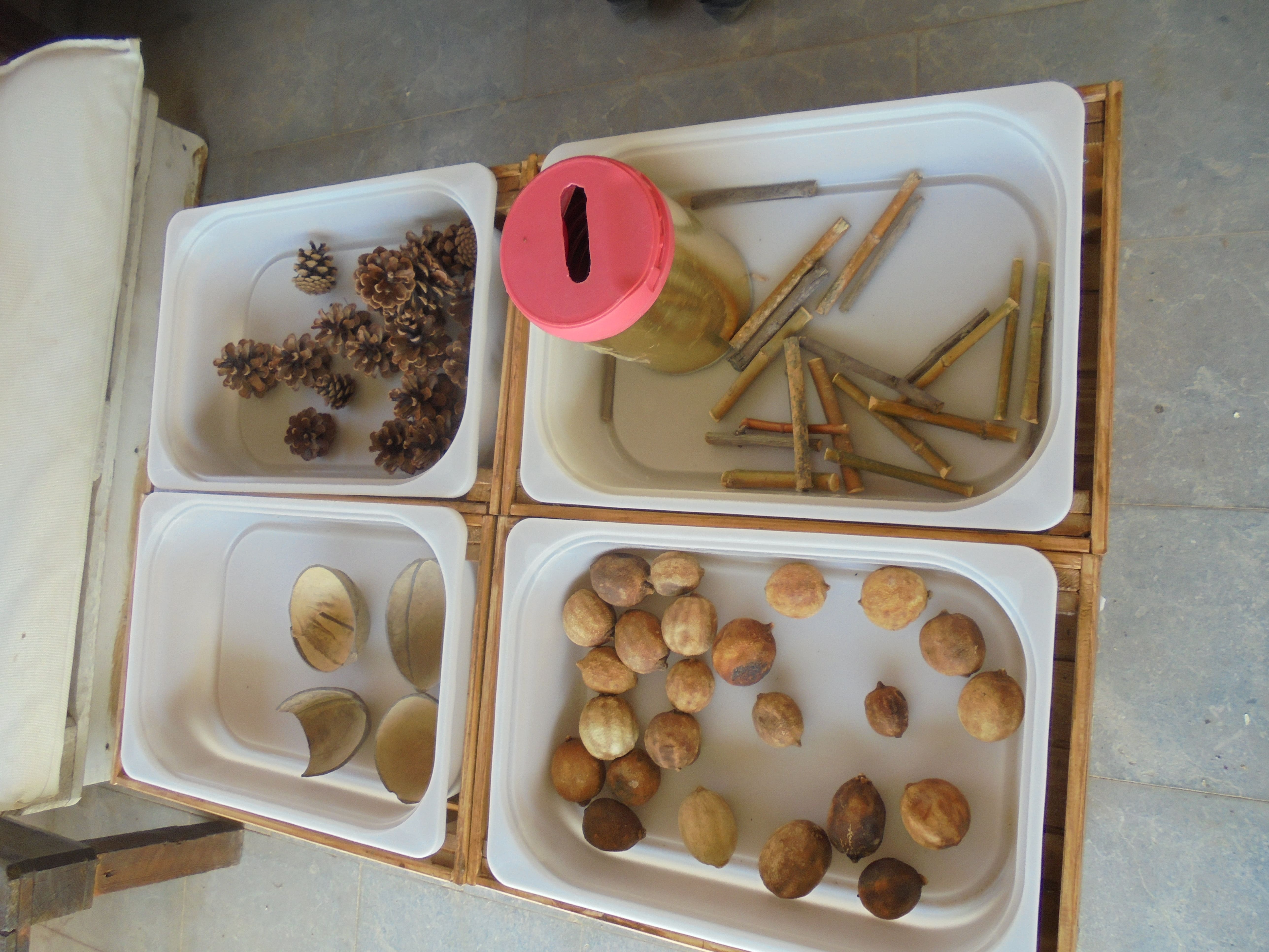 La taula d’experimentació queda just al mig de la zona de descans, entre els sofàs. 