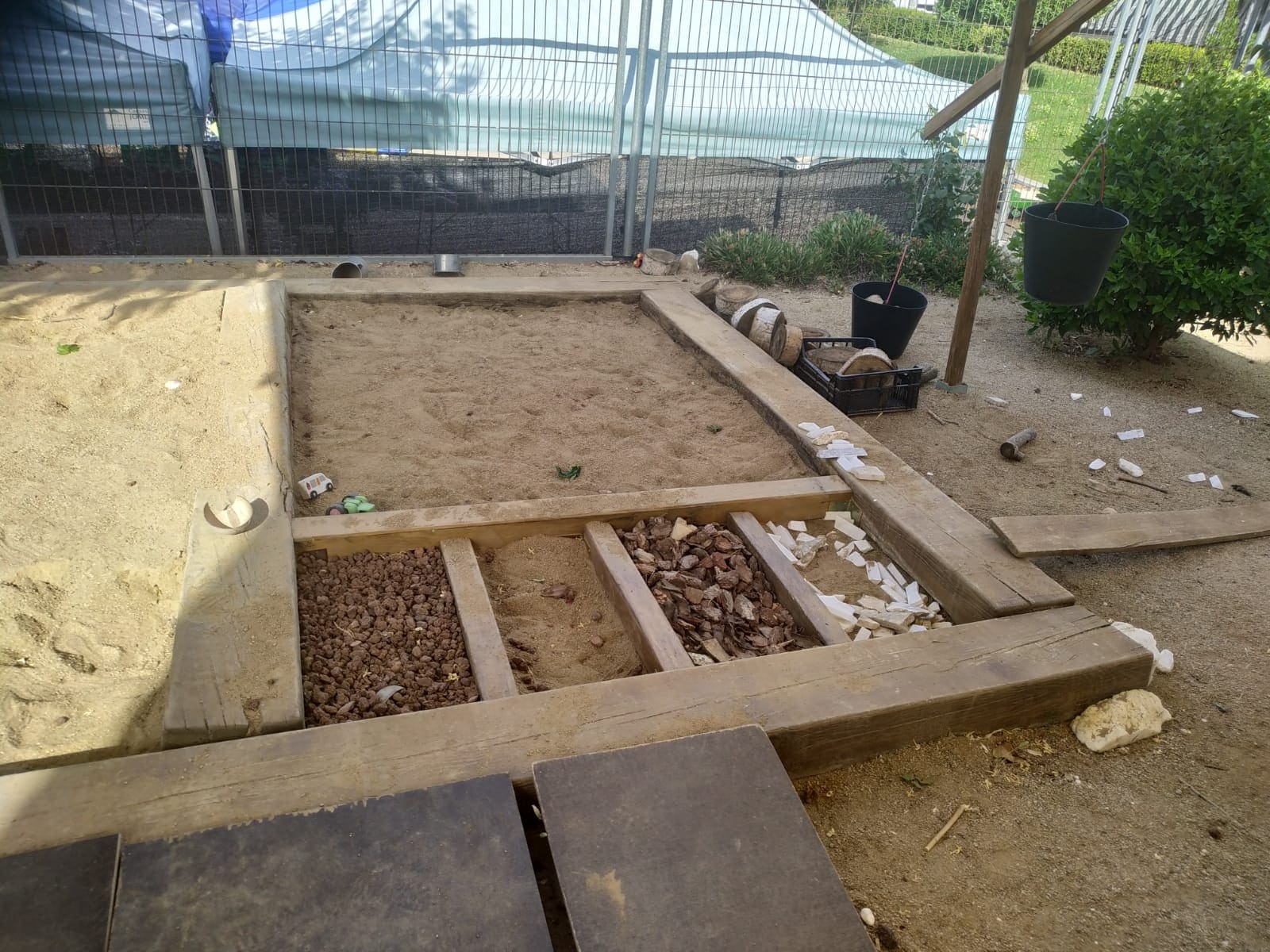 Sorral amb espai de textures i, al costat, la balança feta per les famílies