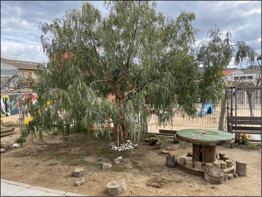 Bobina de fusta al costat del fals pebrer.