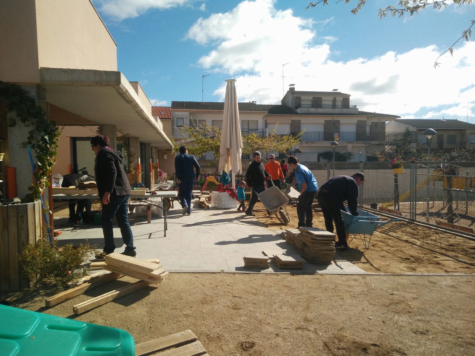 Jornada de jardí del curs 2016-17. Les famílies van arrencar les rajoles, deixant així un espai més ampli de terra on poder plantar plantes i arbres.