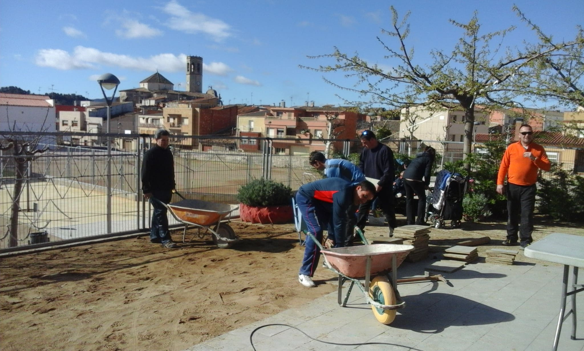 Jornada de jardí del curs 2016-17. Les famílies van arrencar les rajoles, deixant així un espai més ampli de terra on poder plantar plantes i arbres.