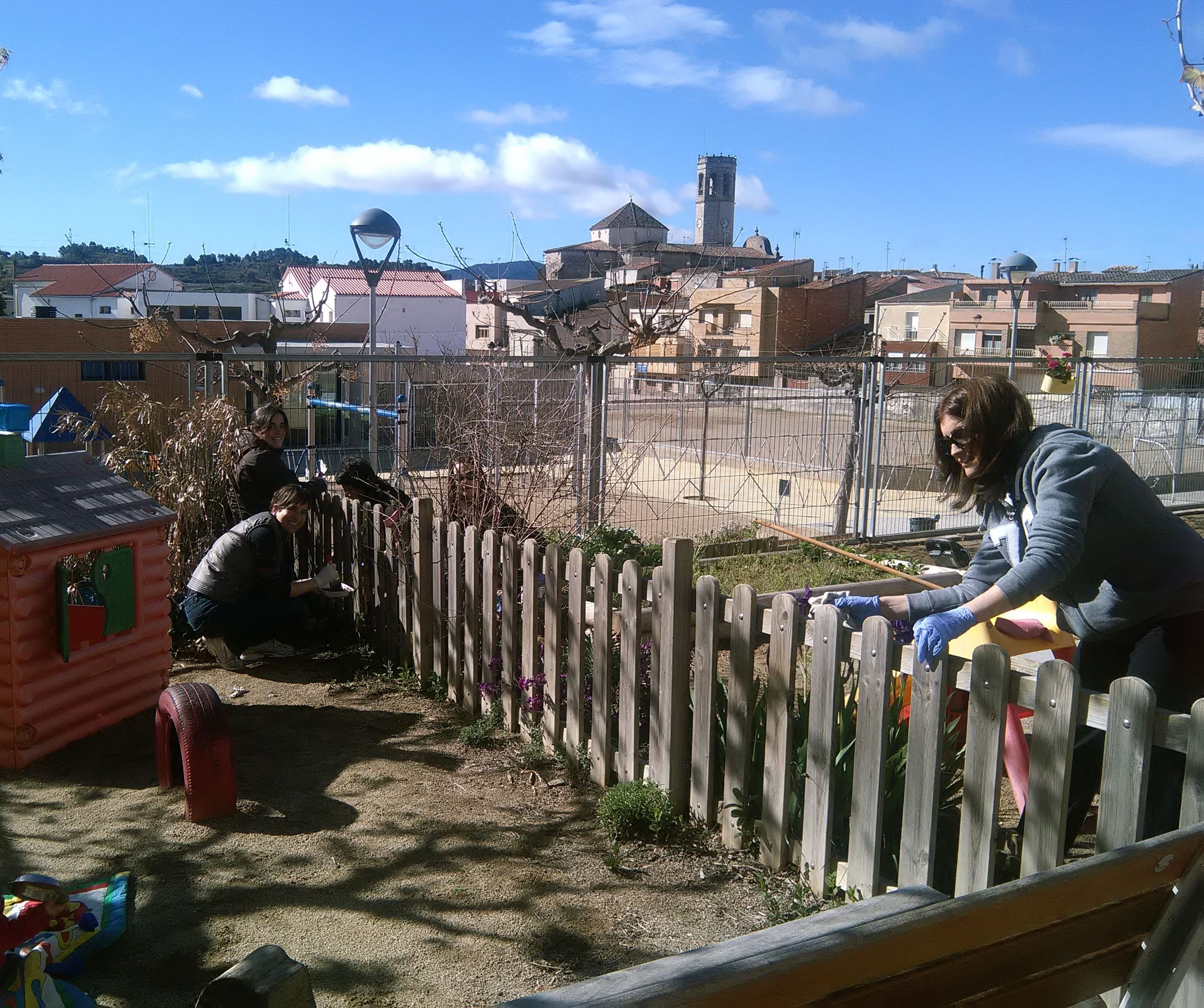 Algunes mares envernissant la fusta del jardí. Curs 2016-17.