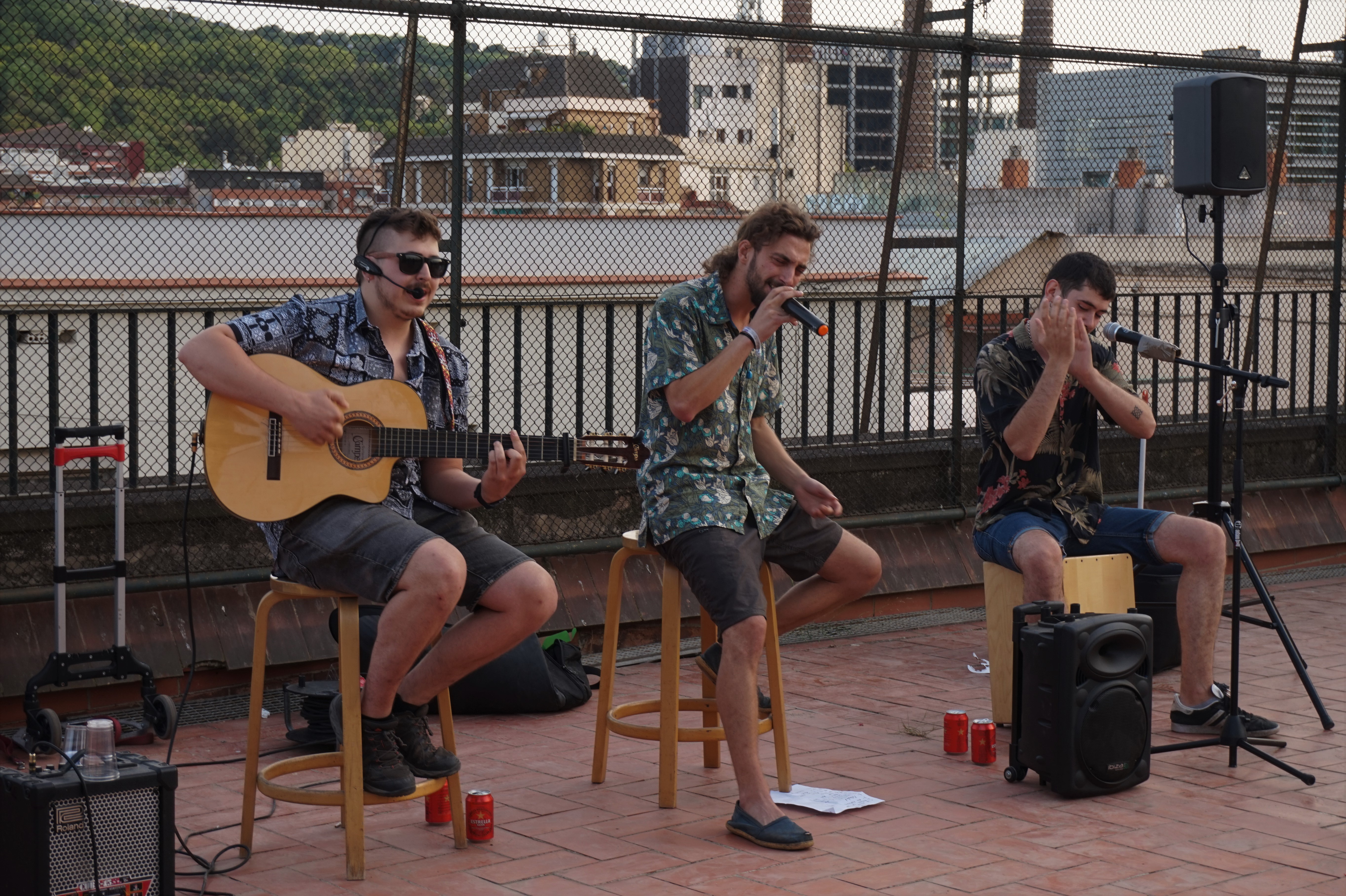 Actuació musical de rumba catalana.