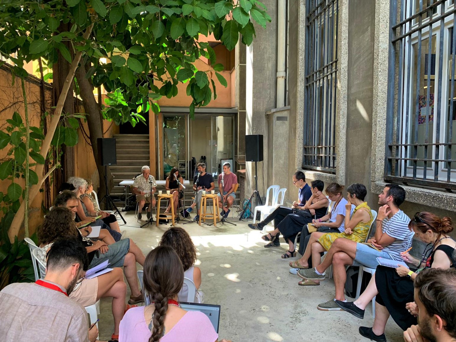 Taula rodona 'Els espais exteriors i les relacions a l'escola' amb Pitu Fernàndez, Rubèn Pineda, Aleix Vila i Emma Cortès. Pati, AMRS 