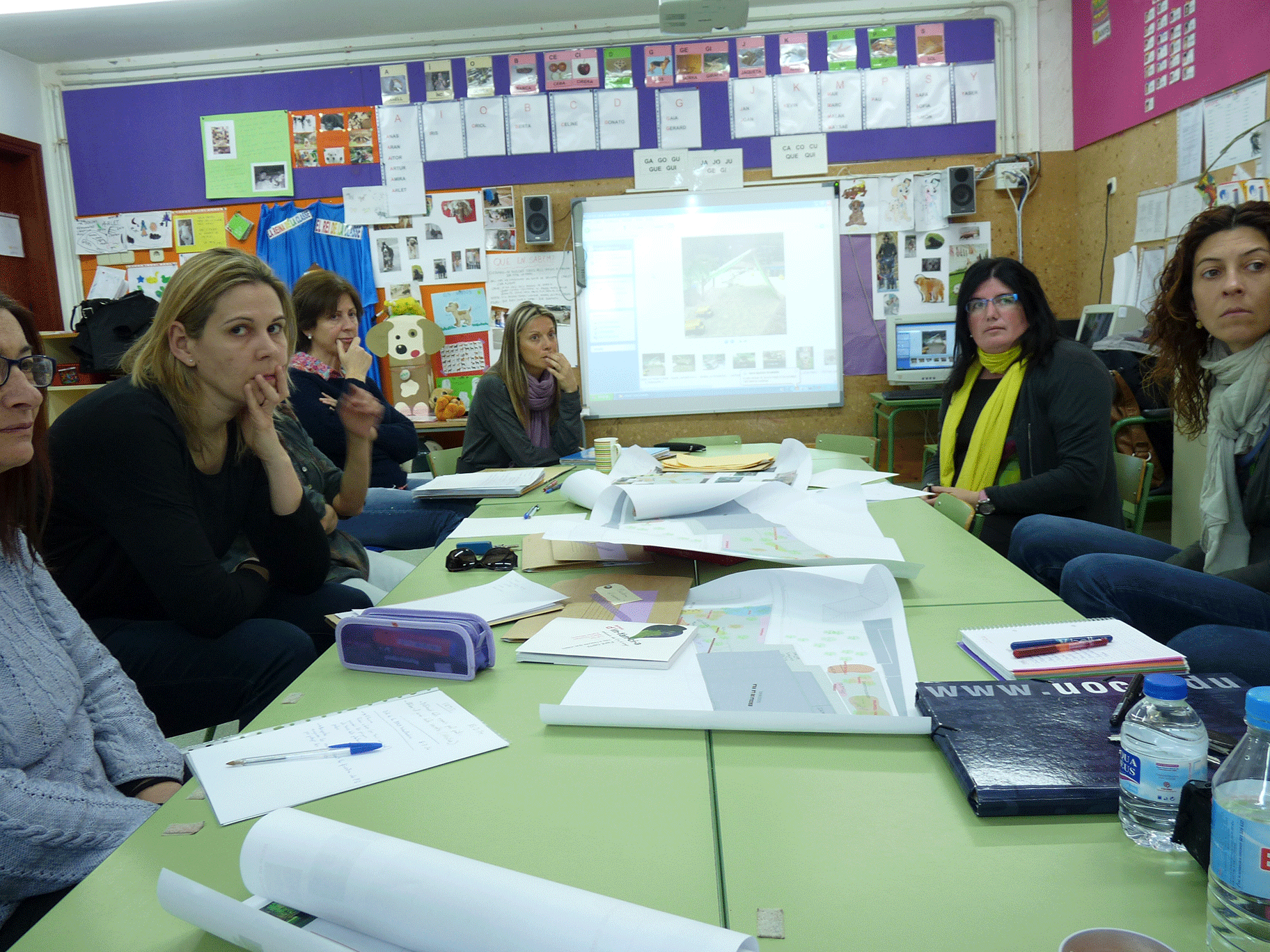 Març de 2014: L'equip de mestres es mostra inquiet i s'autoexigeix una formació per repensar els espais.