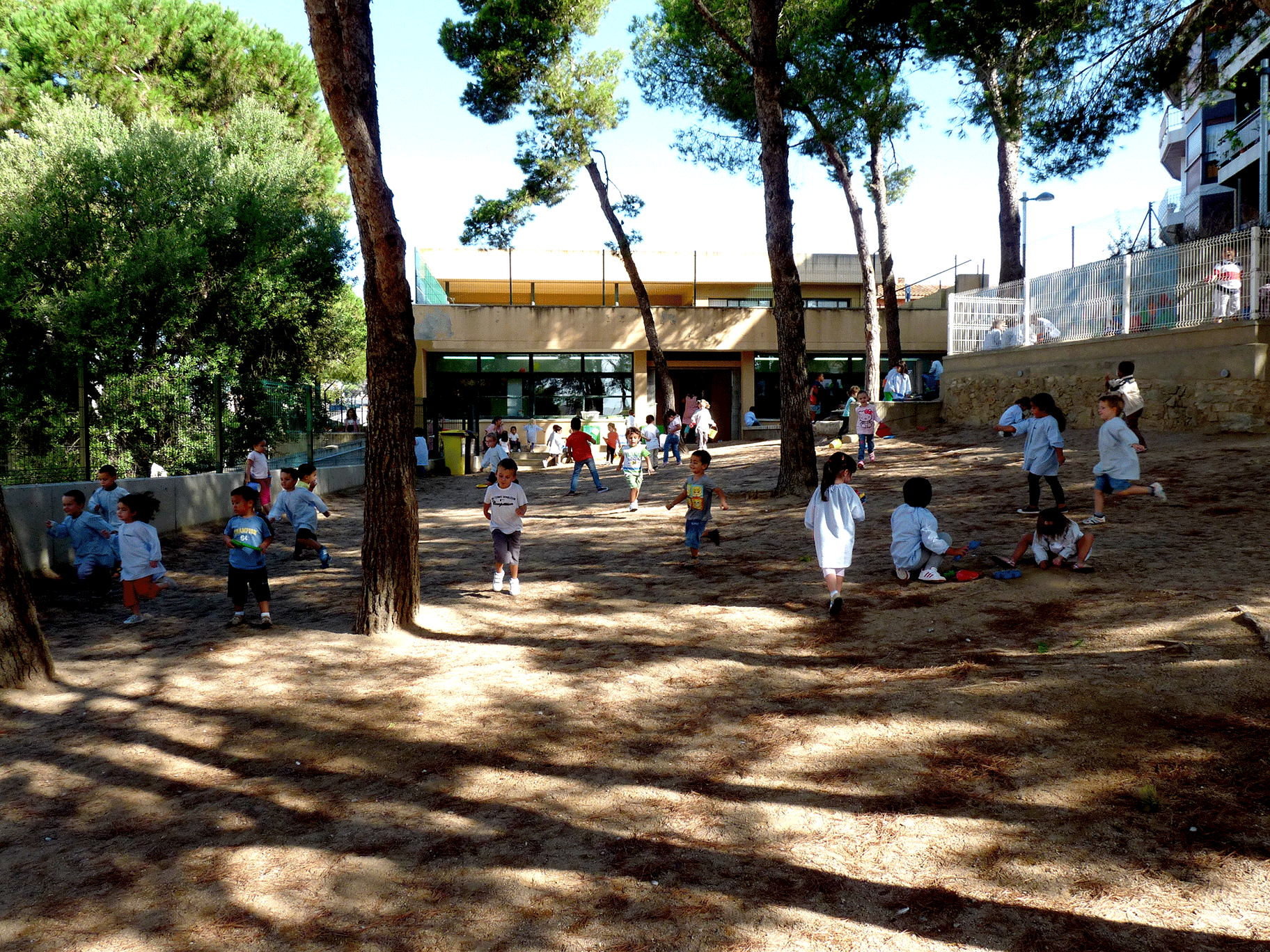Setembre de 2013: Nens i nenes sense un joc concret i un espai poc pensat, simplement per a l'estona de l'esbarjo.