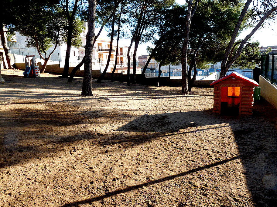 Setembre de 2008: Parlen d'uns espais buits, poc organitzats, que provoquen conflictes, i d'un joc poc atractiu per als nens i nenes.