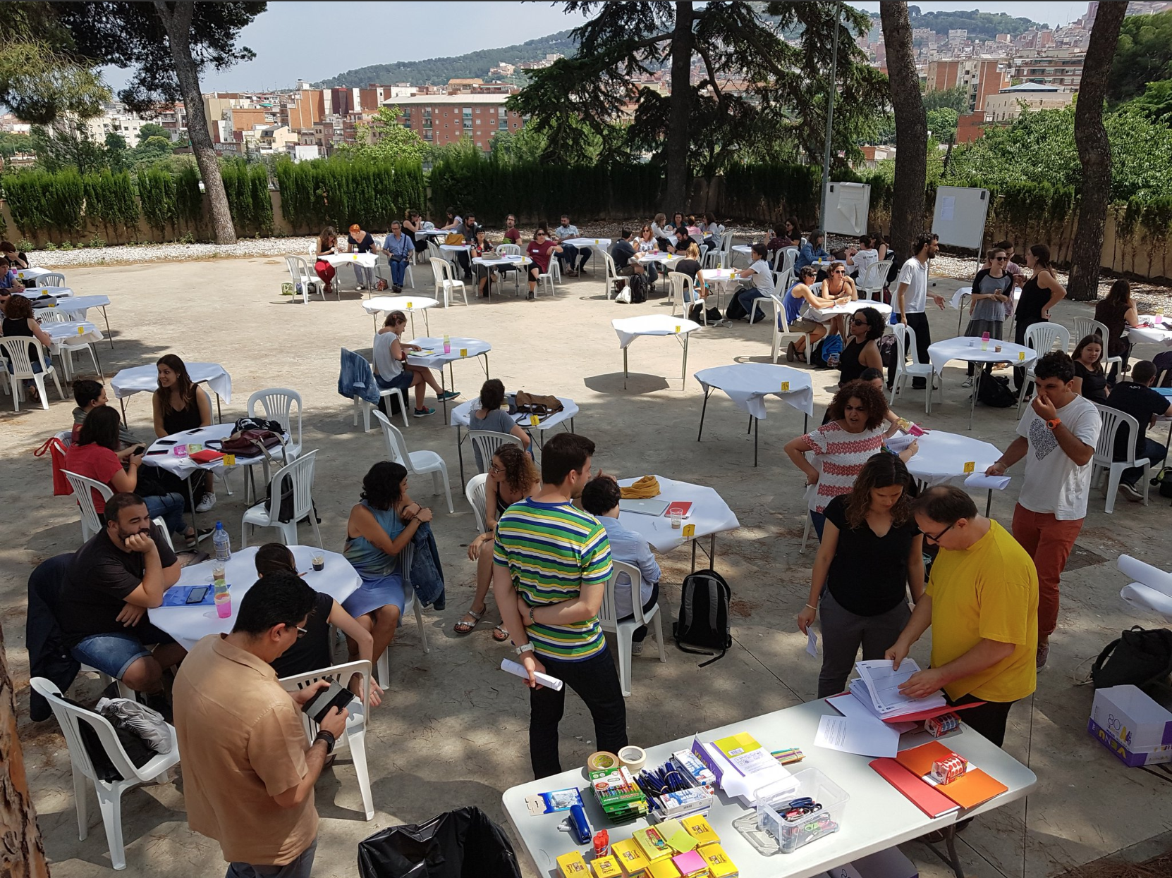 De l'escola sola no pot... a l'escola no ho vol fer sola