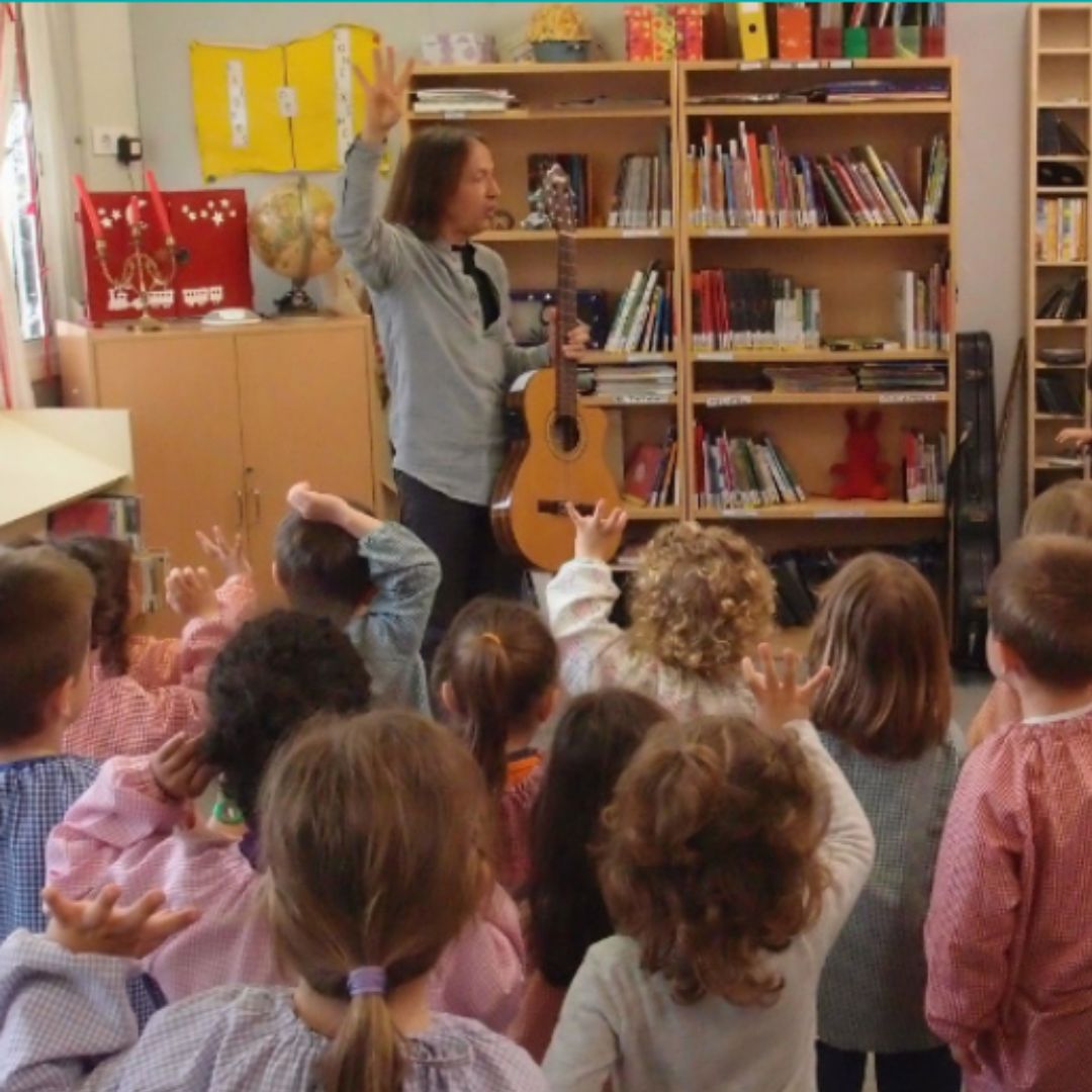 Voleu que el cantant infantil Toni Giménez vingui a cantar a la vostra escola?