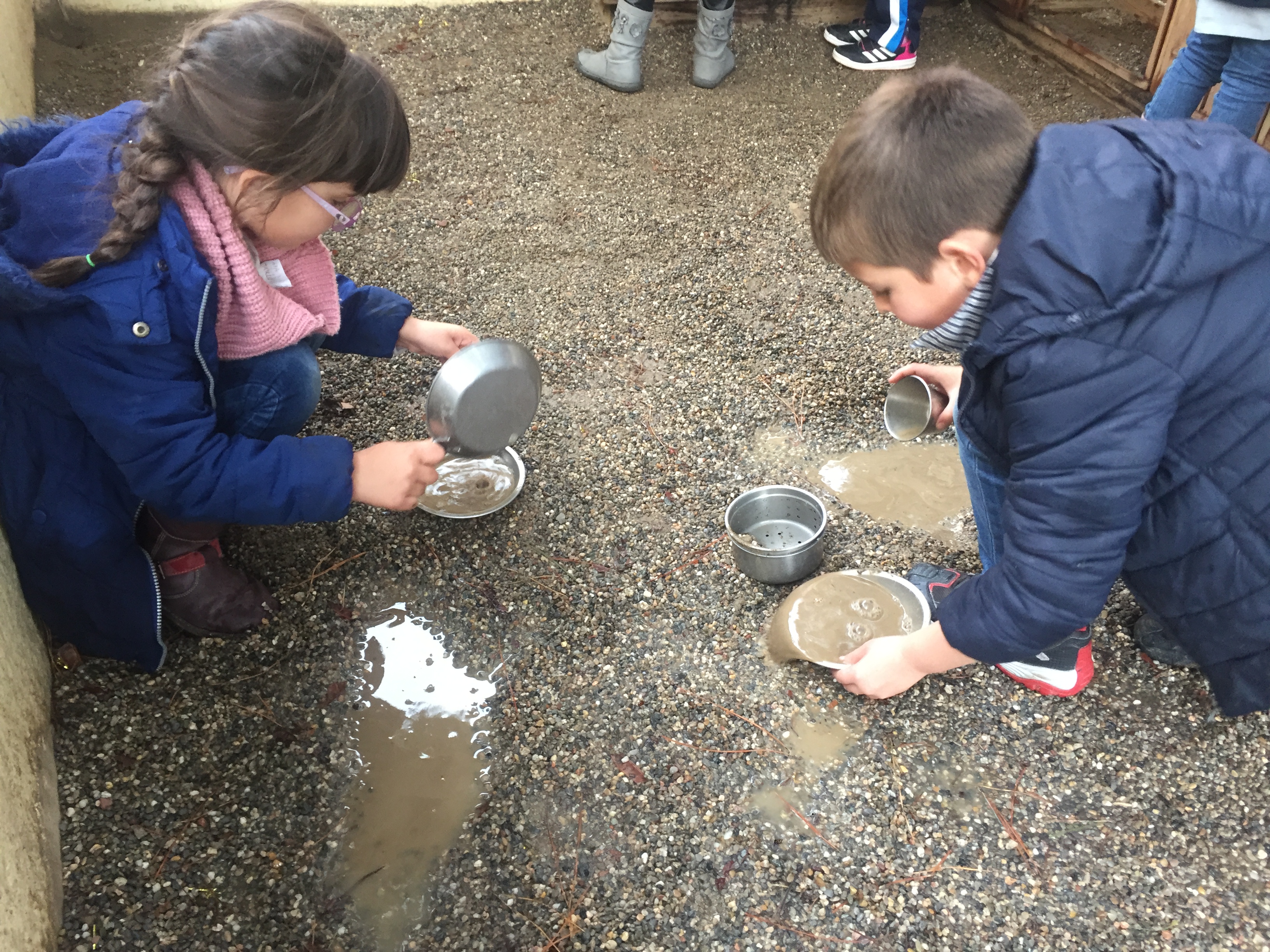 Bones pensades. Plou i al pati hi passa tot això