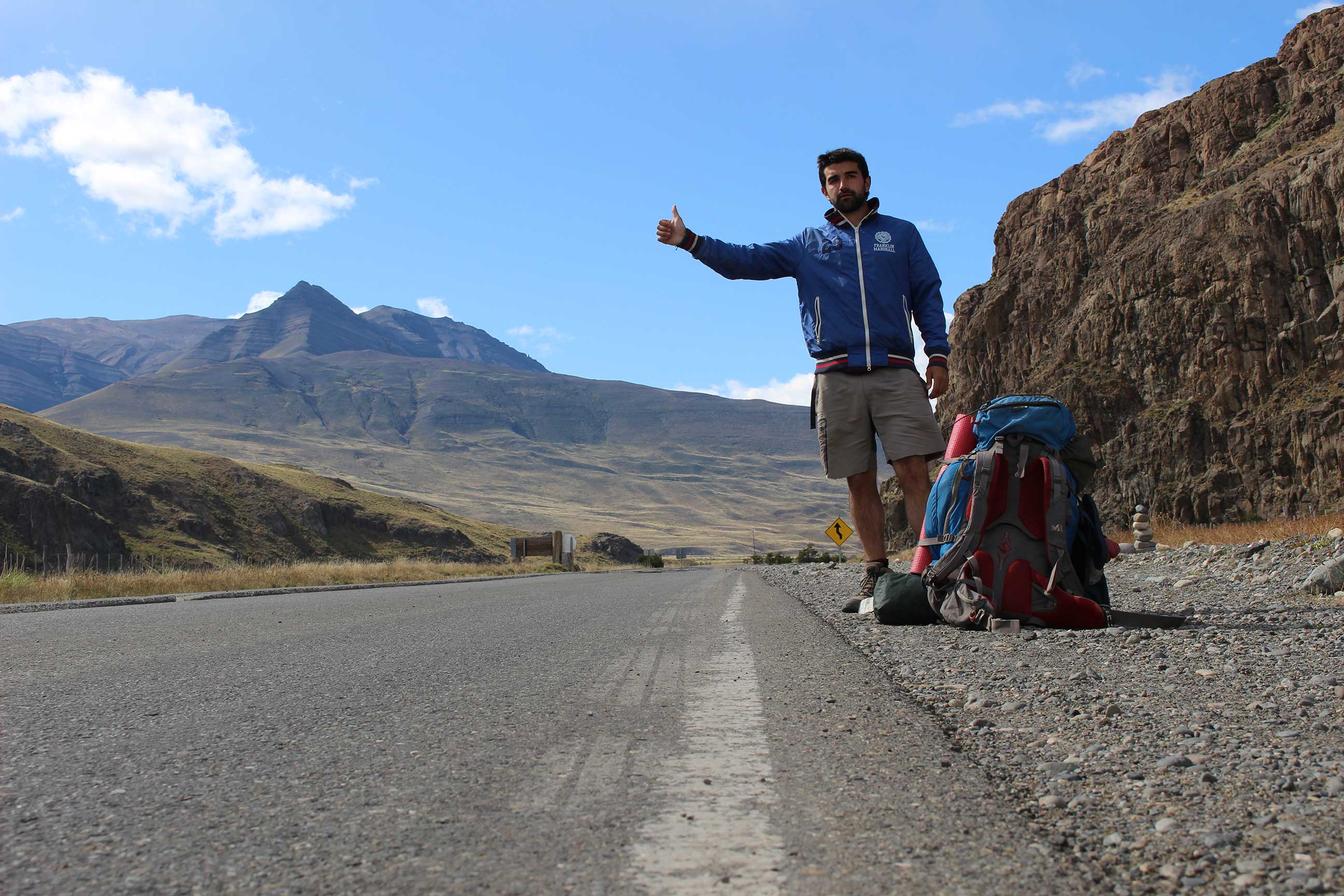 Infancia y sociedad. Entrevista a Adrià Homs, maestro y viajero «Viajar es apreciar la sencillez y colorear los días con un tinte de alegría»
