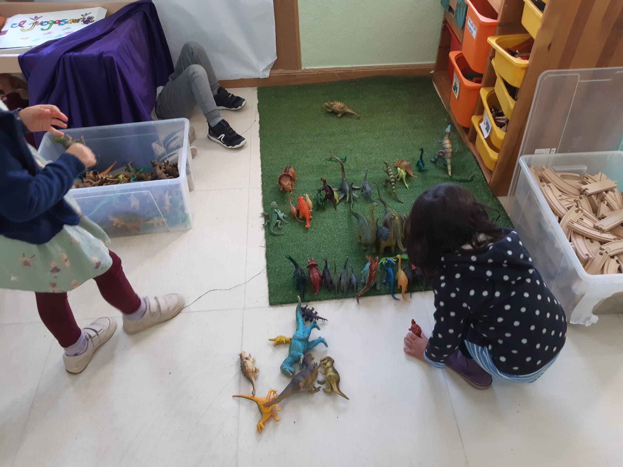 Qué vemos, cómo lo contamos. Debajo de la mesa