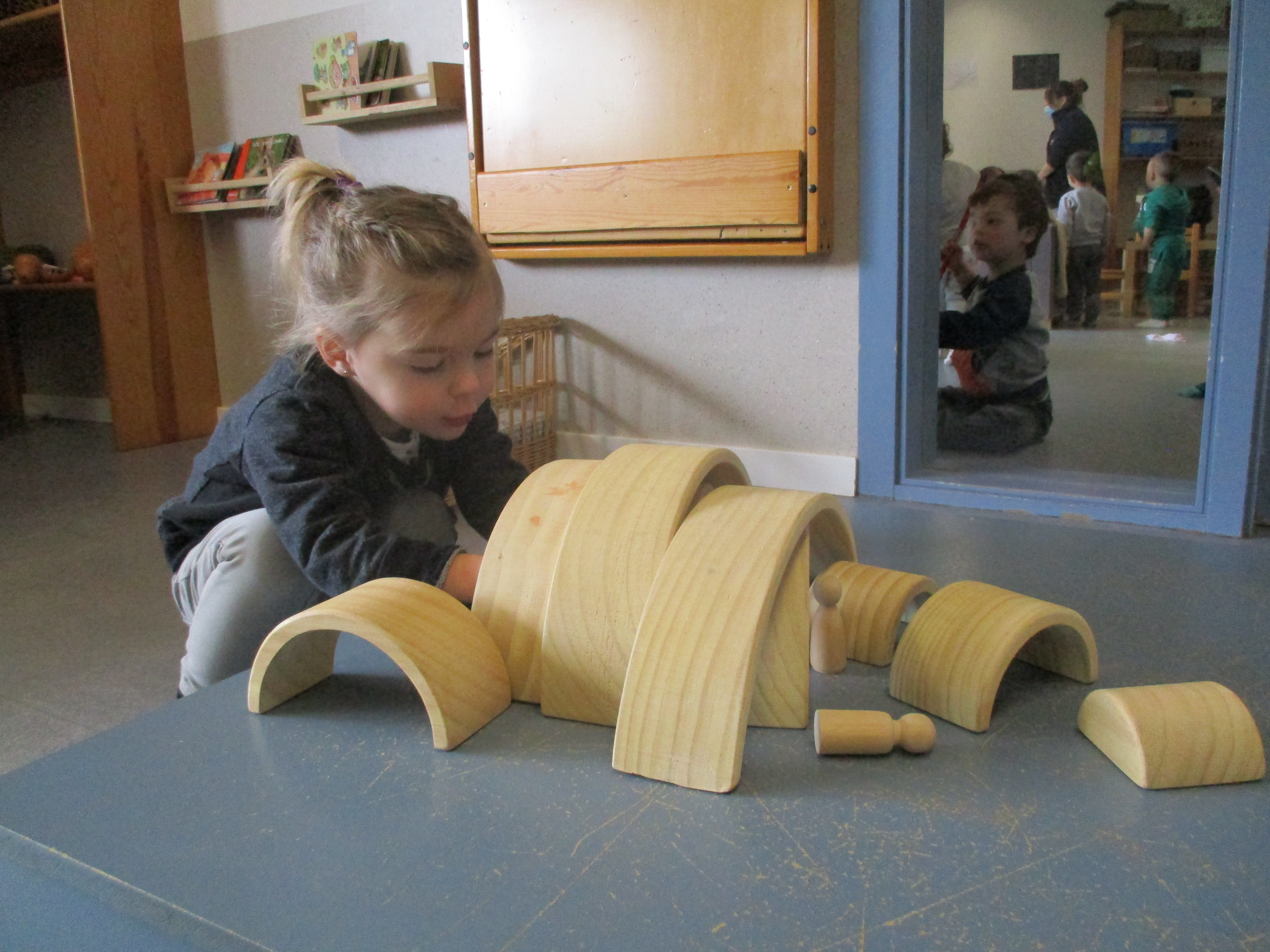 Escuela 0-3. Observar, esperar y dejar hacer. La importancia de los materiales y la mirada del adulto en el juego