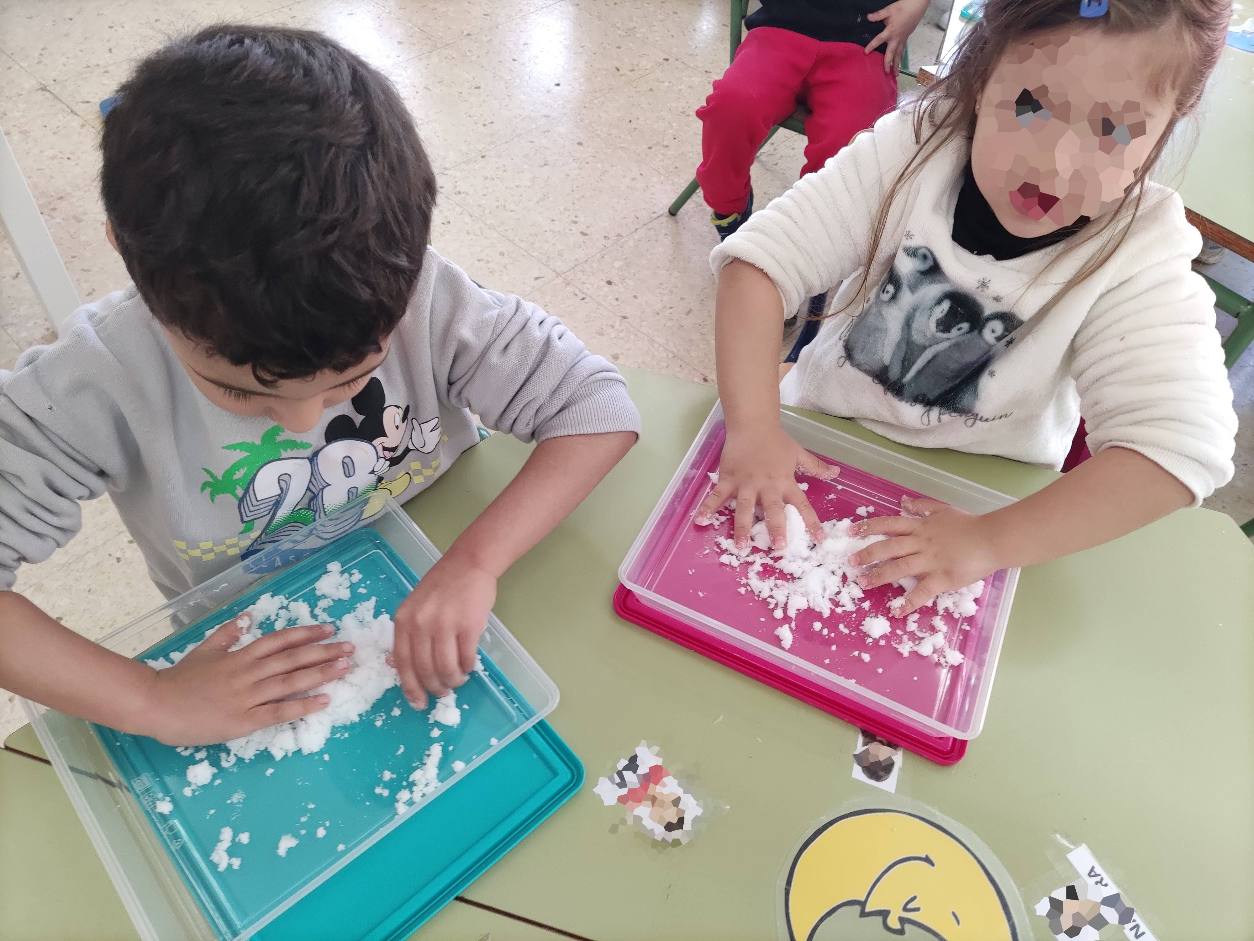 Espacios de vida. ¡Bandejas sensoriales! Los niños y las niñas necesitan tocar, explorar y sentir con todo su cuerpo