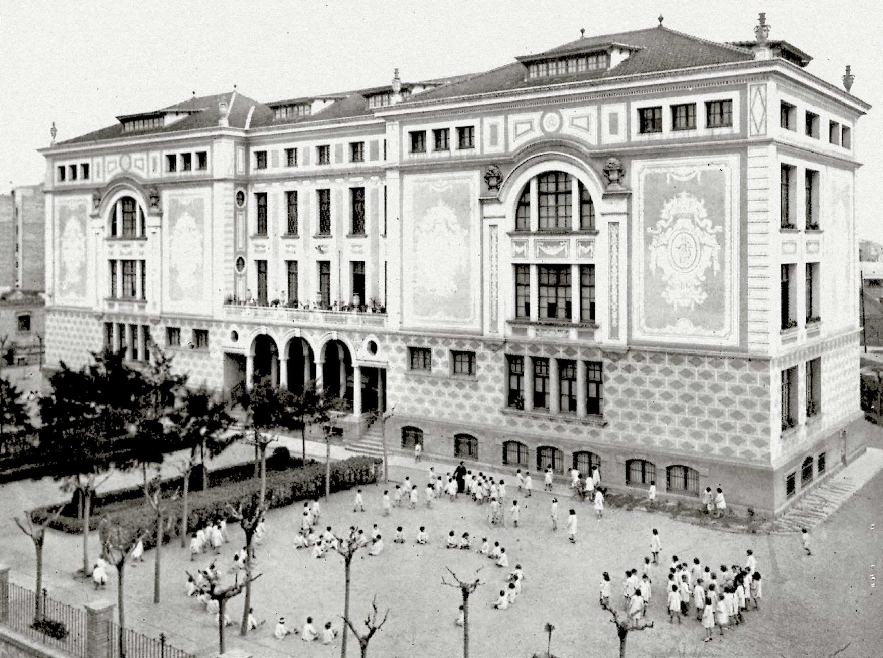 Ve a la memòria. El grup escolar Lluís Vives de Barcelona