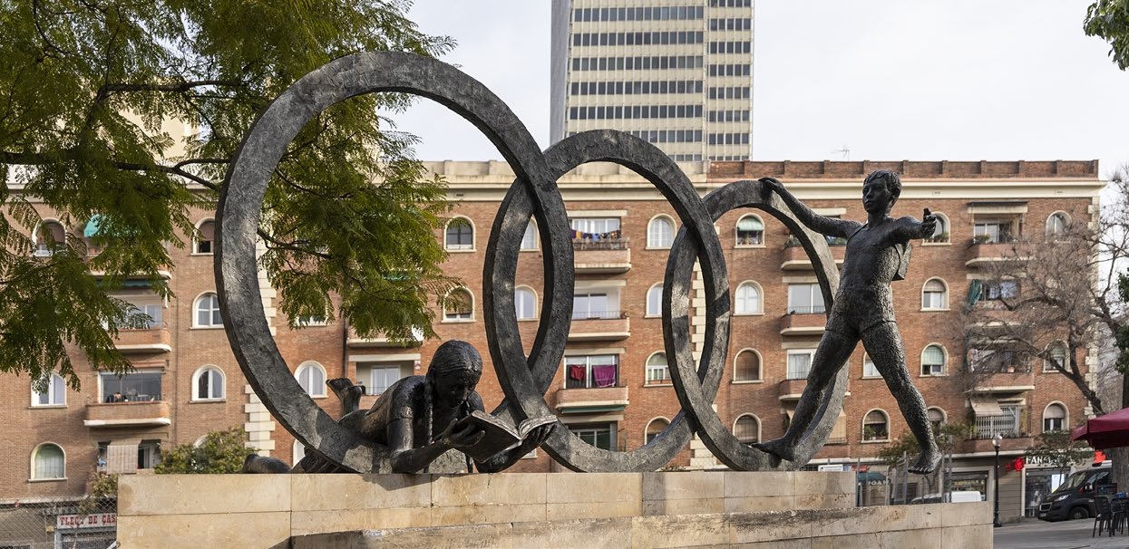 Geografia de l’educació. Escultura d’homenatge a La Mútua Escolar Blanquerna