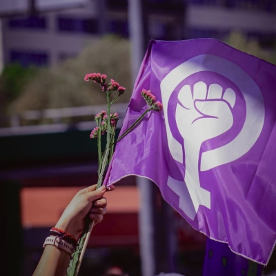 Reafirmem el nostre compromís de continuar treballant per integrar la perspectiva de gènere en la pràctica docent