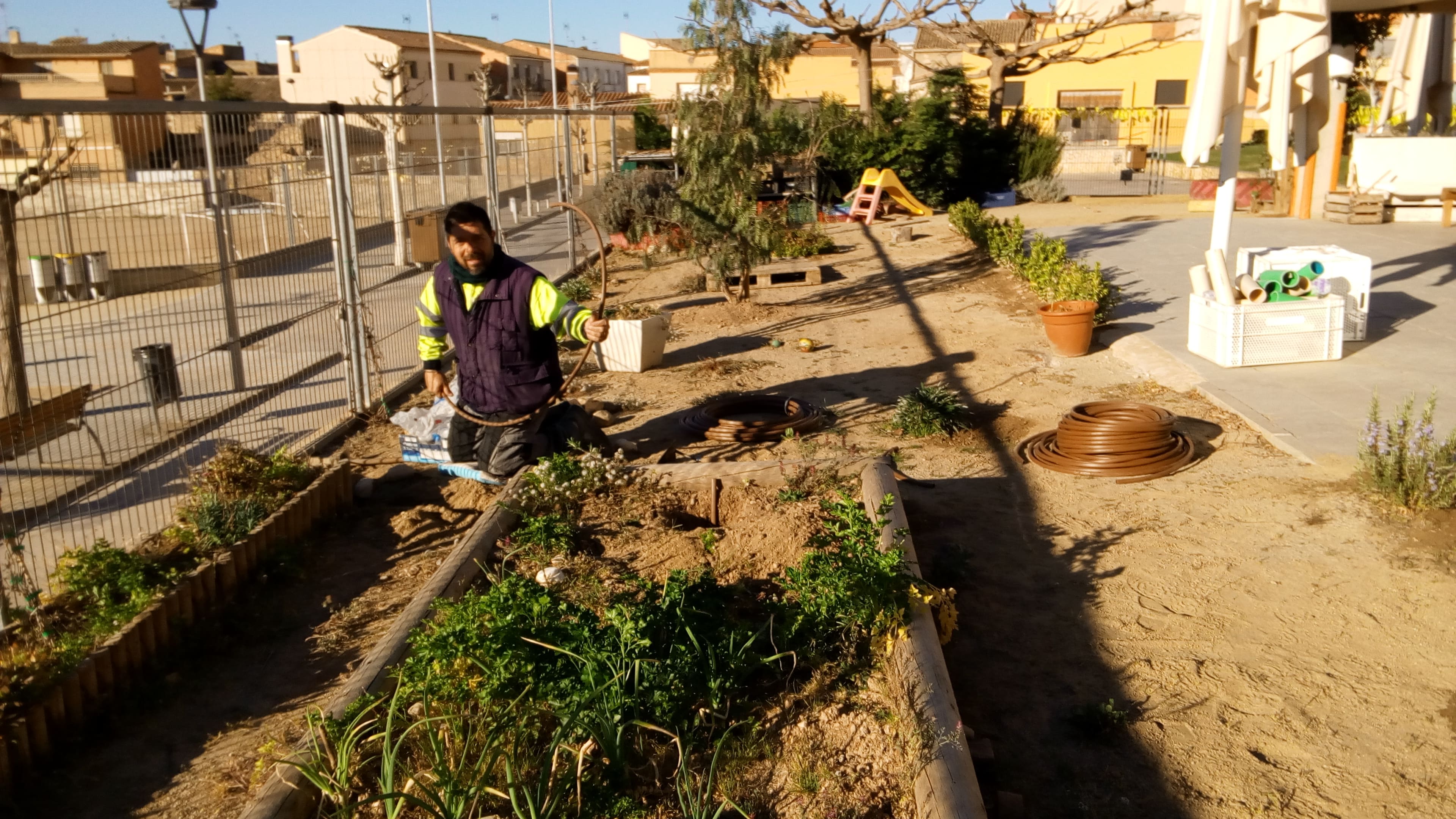 El Moisès, el jardiner de l’ajuntament, posant el reg automàtic. Curs 2018-2019.