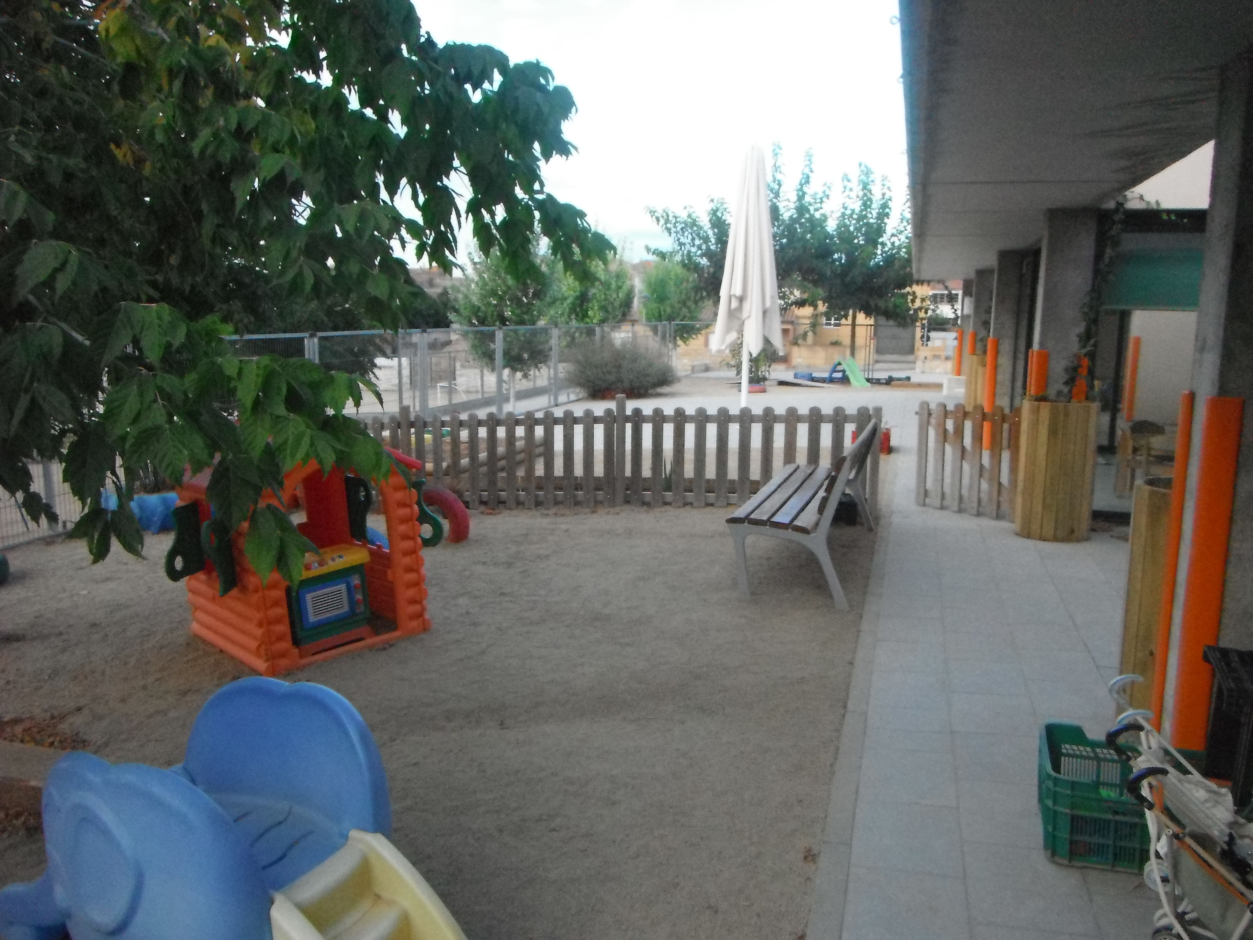 Vista del jardí de l’Escola Bressol El Patufet durant el curs 2012-2013. Ja hi havia l’hort i les jardineres a les columnes de formigó.